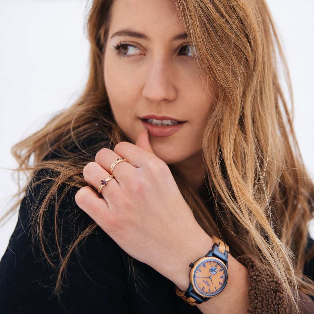Detail dámskych drevených hodiniek Waidzeit RUM – teplé dubové drevo a modré kovové prvky vytvárajú harmonický kontrast