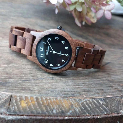 Detail dámskych drevených hodiniek Waidzeit Sissy Black – orechový ciferník, drevený remienok a jemné kovové prvky