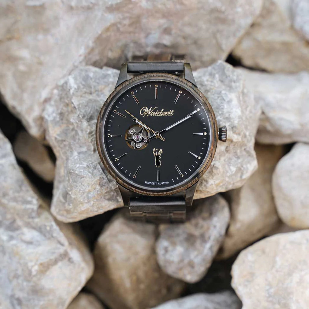 Detail hodiniek Waidzeit Mystik – tmavý dub močiarny, zafírové sklíčko a precízne spracovanie automatického mechanizmu
