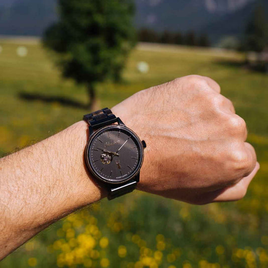 Drevené hodinky Waidzeit Mystik na ruke – elegantný prírodný dizajn s mystickým charakterom