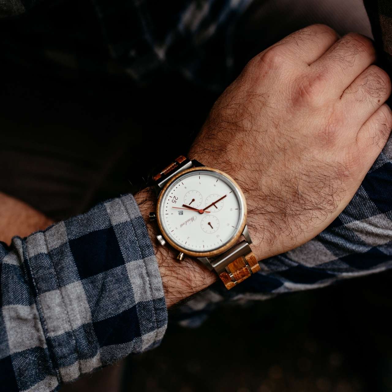 Drevené hodinky Waidzeit Barista Bianco na ruke – elegantný pánsky chronograf s teplým tónom dreva a bielym ciferníkom evokujúcim mliečnu penu cappuccina