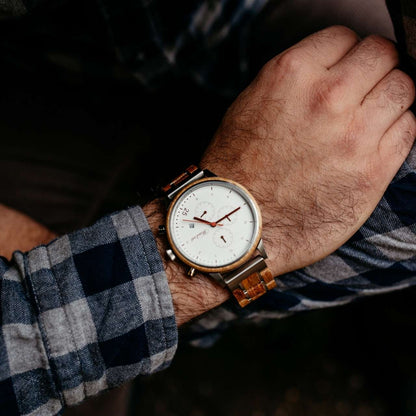 Drevené hodinky Waidzeit Barista Bianco na ruke – elegantný pánsky chronograf s teplým tónom dreva a bielym ciferníkom evokujúcim mliečnu penu cappuccina