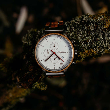 Drevené hodinky Waidzeit Barista Bianco v prírode – kombinácia dreva vínnych sudov, bronzových detailov a bieleho ciferníka v harmónii s prírodným prostredím
