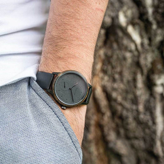 Drevené hodinky Waidzeit Mystik Black Leather na ruke – elegantný kontrast čiernej ocele, močiarného duba a čierneho koženého remienka