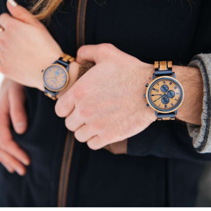 Partnerské drevené hodinky Waidzeit RUM na ruke – pánsky a dámsky model zladený v harmónii dreva, elegancie a spoločného štýlu