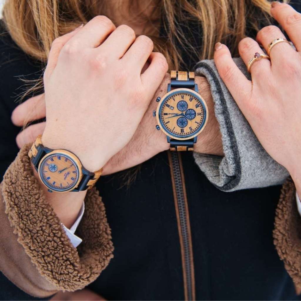 Partnerské drevené hodinky Waidzeit RUM na ruke – pánsky a dámsky model zladený v harmónii dreva, elegancie a spoločného štýlu