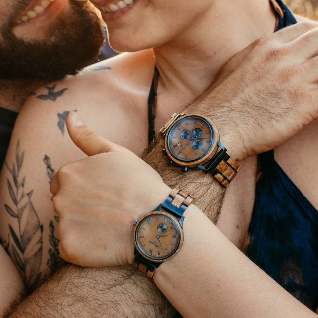 Partnerské drevené hodinky Waidzeit RUM – elegantný set pánskych a dámskych hodiniek vyrobených z rumových sudov, symbol lásky, prírody a spoločného príbehu