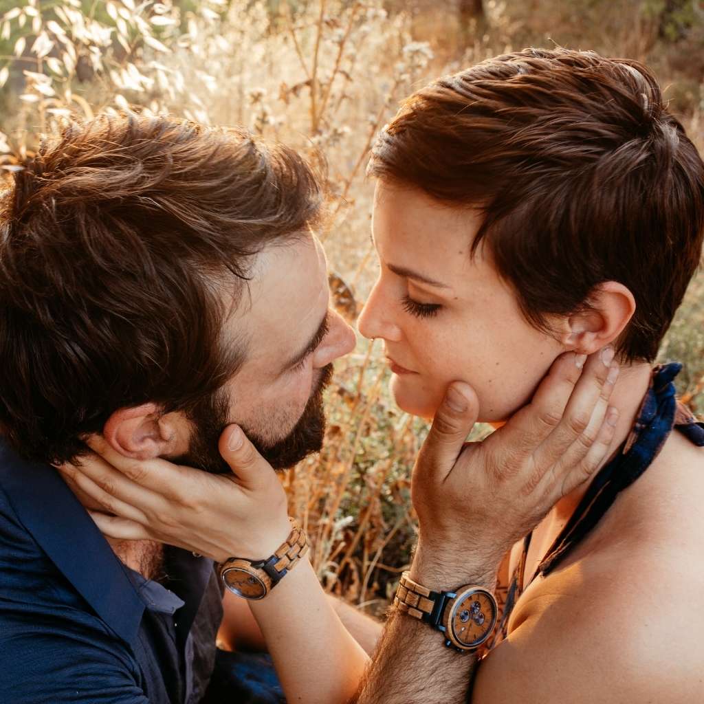 Partnerské drevené hodinky Waidzeit RUM v prírode – symbol spojenia dvoch sŕdc, vytvorený z autentického dreva rumových sudov v súlade s prírodou