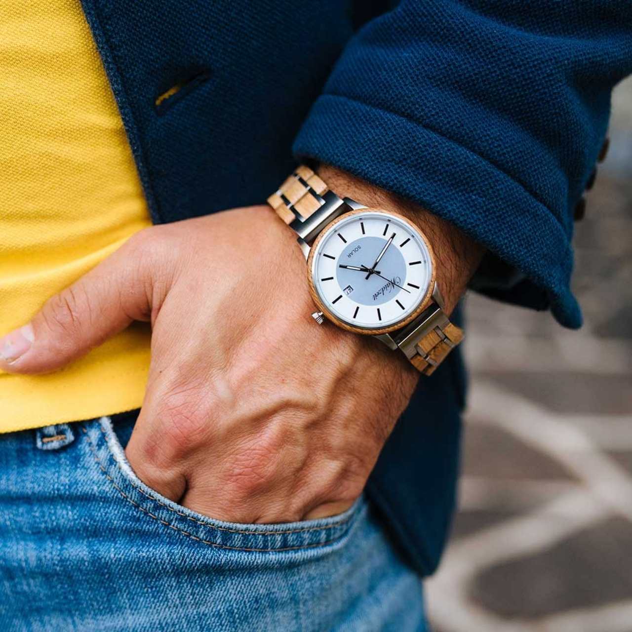 Drevené hodinky Waidzeit Solar Barrique na ruke – kombinácia prírodného dreva a moderného solárneho mechanizmu pre udržateľný životný štýl