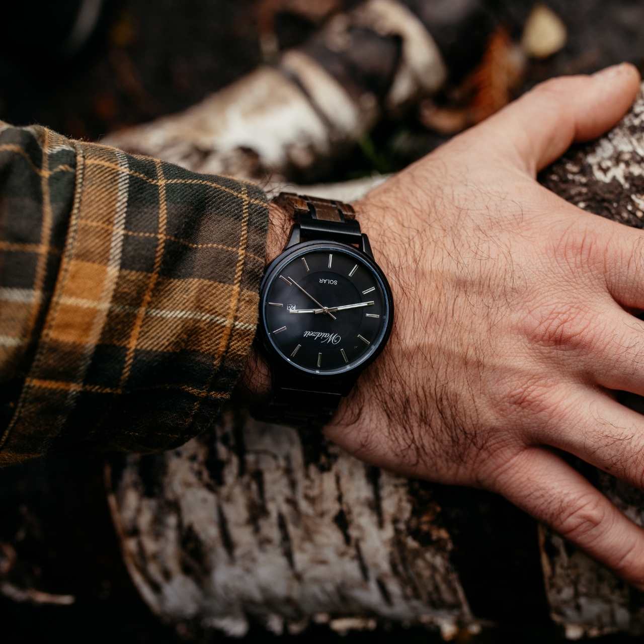 Detail hodiniek Waidzeit Solar Mystik – ciferník s integrovanými solárnymi článkami a autentickou textúrou starožitného močiarného duba