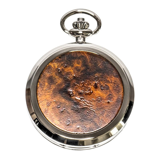 Predná strana drevených vreckových hodiniek Waidzeit Skelett – elegantný ciferník s rímskymi číslicami a rámom z prírodnej orechovej dyhy