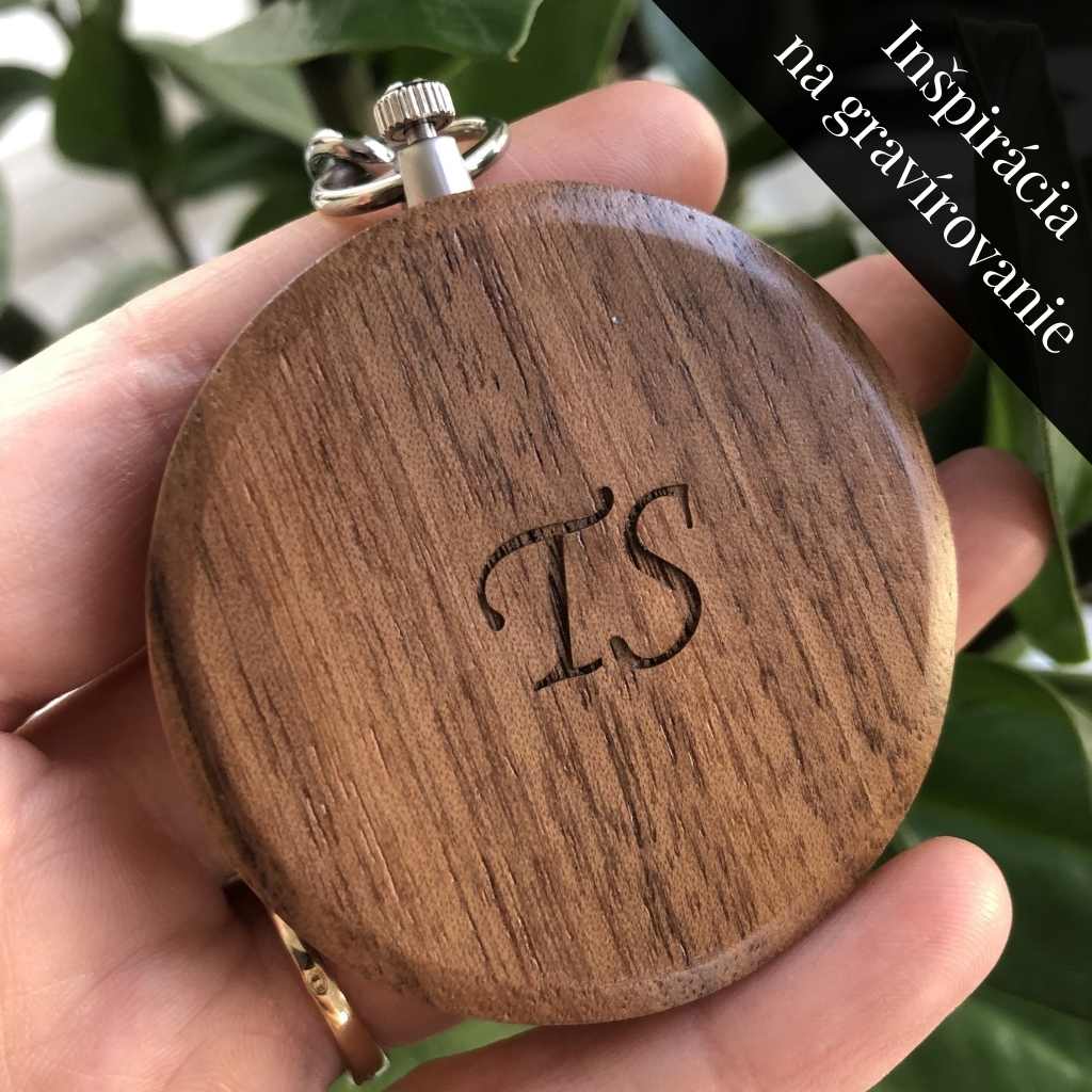 Detail gravírovania zadnej strany vreckových hodiniek Waidzeit Čierny Orech Antik – elegantne vygravírovaný text na orechovom dreve