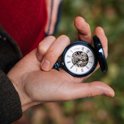 Drevené vreckové hodinky Waidzeit Skelett Blue v ruke – luxusné pánske vreckové hodinky so modrými detailmi a bielim ciferníkom