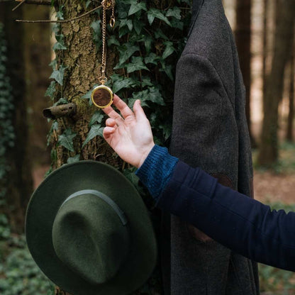 Drevené vreckové hodinky Waidzeit Skelett Gold v prírode – štýlové vreckové hodinky z orechového dreva, symbol tradície a elegancie