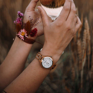 drevené hodinky pre dámu