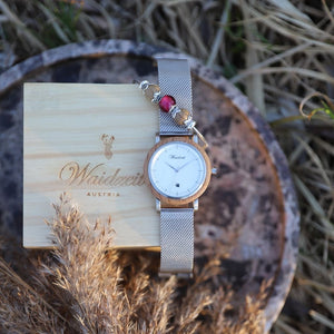 drevené hodinky s kovovým remienkom