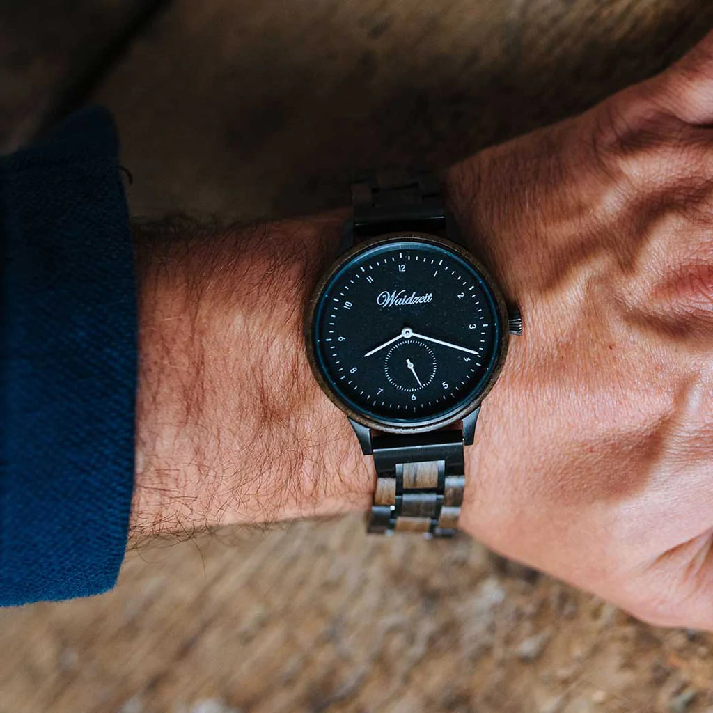 Drevené hodinky Waidzeit Mystic White na ruke – spojenie tajomného močiarného duba a čistého dizajnu