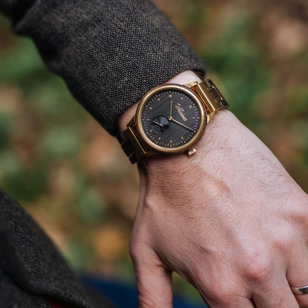 Pánske drevené hodinky Waidzeit Mystik Gold na ruke – luxusný prírodný doplnok z tmavého dreva a zlatej ocele