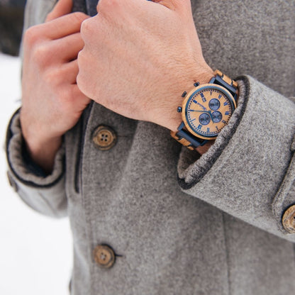 Pánske drevené hodinky Waidzeit RUM na ruke – štýlový kontrast dubového dreva a modrého kovu pre jedinečný charakter