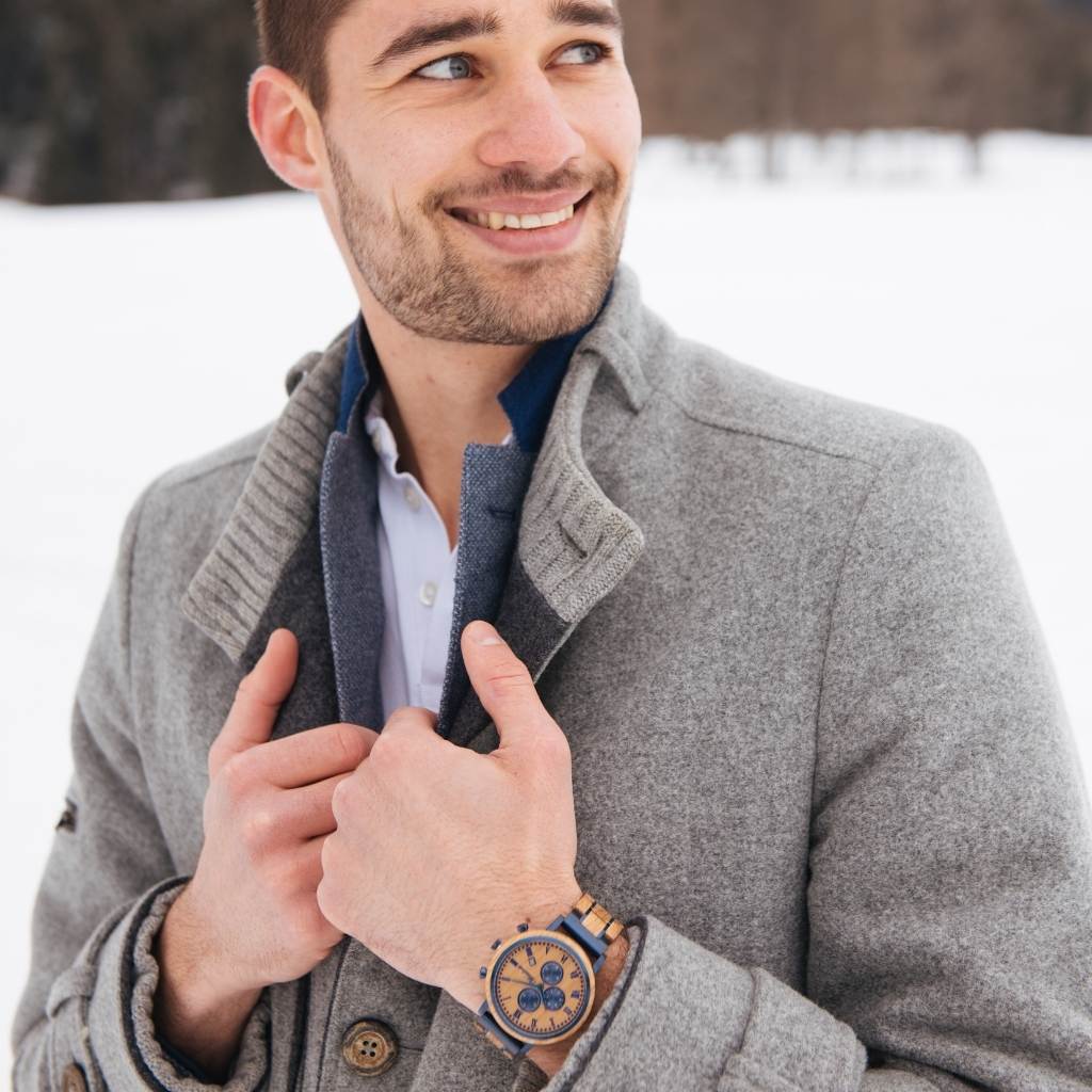 Pánske drevené hodinky Waidzeit RUM v prírode – prírodná krása dubového dreva a elegantný odtieň modrej ocele v dokonalom súlade