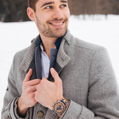 Pánske drevené hodinky Waidzeit RUM v prírode – prírodná krása dubového dreva a elegantný odtieň modrej ocele v dokonalom súlade