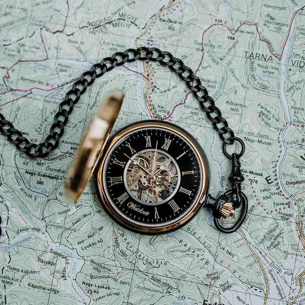 Detail vreckových hodiniek Waidzeit Skelett Gold & Black – koreňové orechové drevo, zlaté prvky a odkrytý mechanizmus