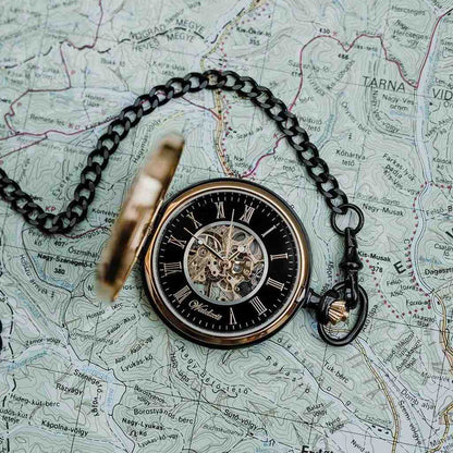 Detail vreckových hodiniek Waidzeit Skelett Gold & Black – koreňové orechové drevo, zlaté prvky a odkrytý mechanizmus