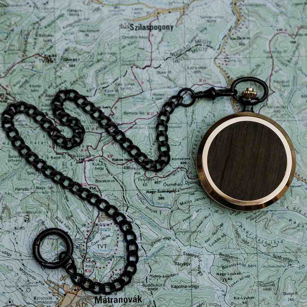 Zadná strana drevených vreckových hodiniek Waidzeit Skelett Gold & Black – priehľadové okienko odhaľujúce precízny mechanický strojček